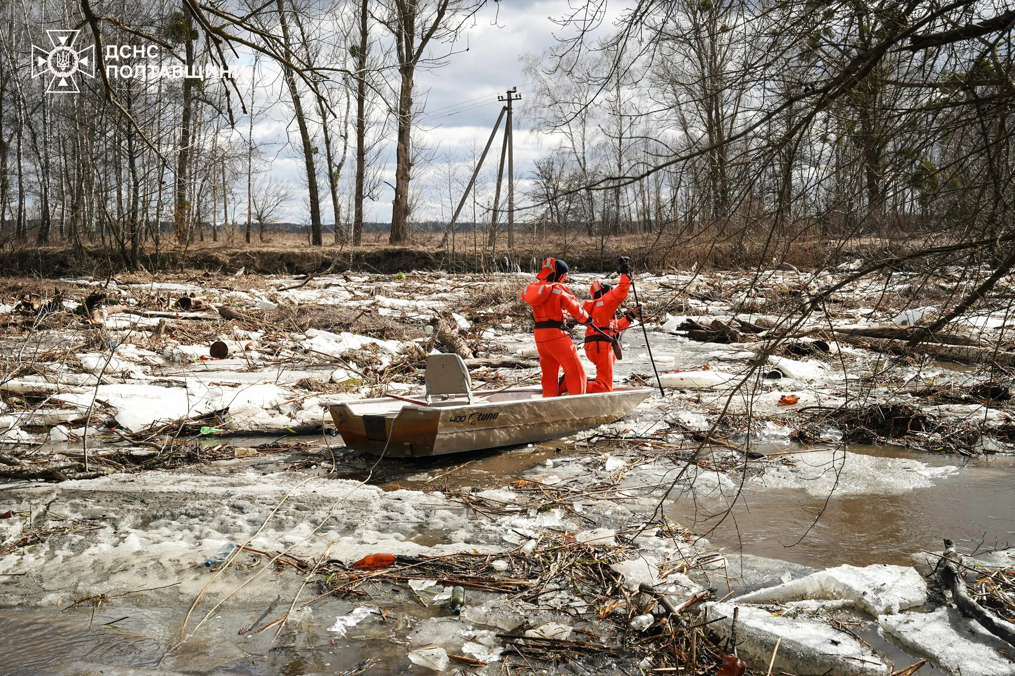 На Полтавщині рятувальники третій день ліквідовують льодовий затор на річці