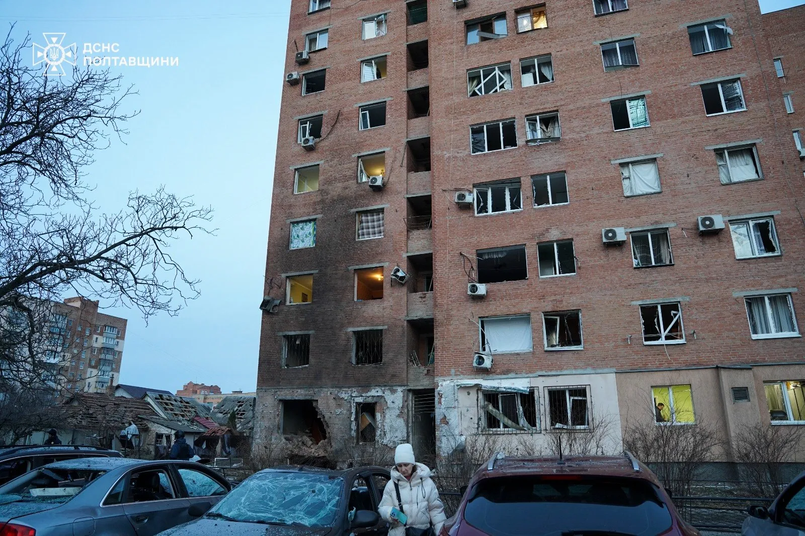 Майже тисяча вибитих вікон, пошкоджене житло, навчальні заклади та десятки автомобілів – у Полтаві триває ліквідація наслідків російської атаки