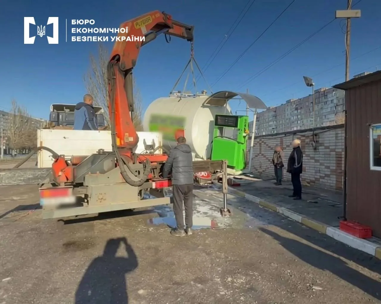 Детективи Бюро економічної безпеки у Полтавській області демонтували дві нелегальні автозаправні станції