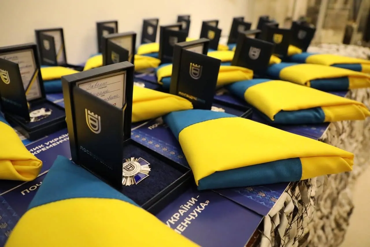 На Полтавщині рідним загиблих воїнів вручили почесні відзнаки 