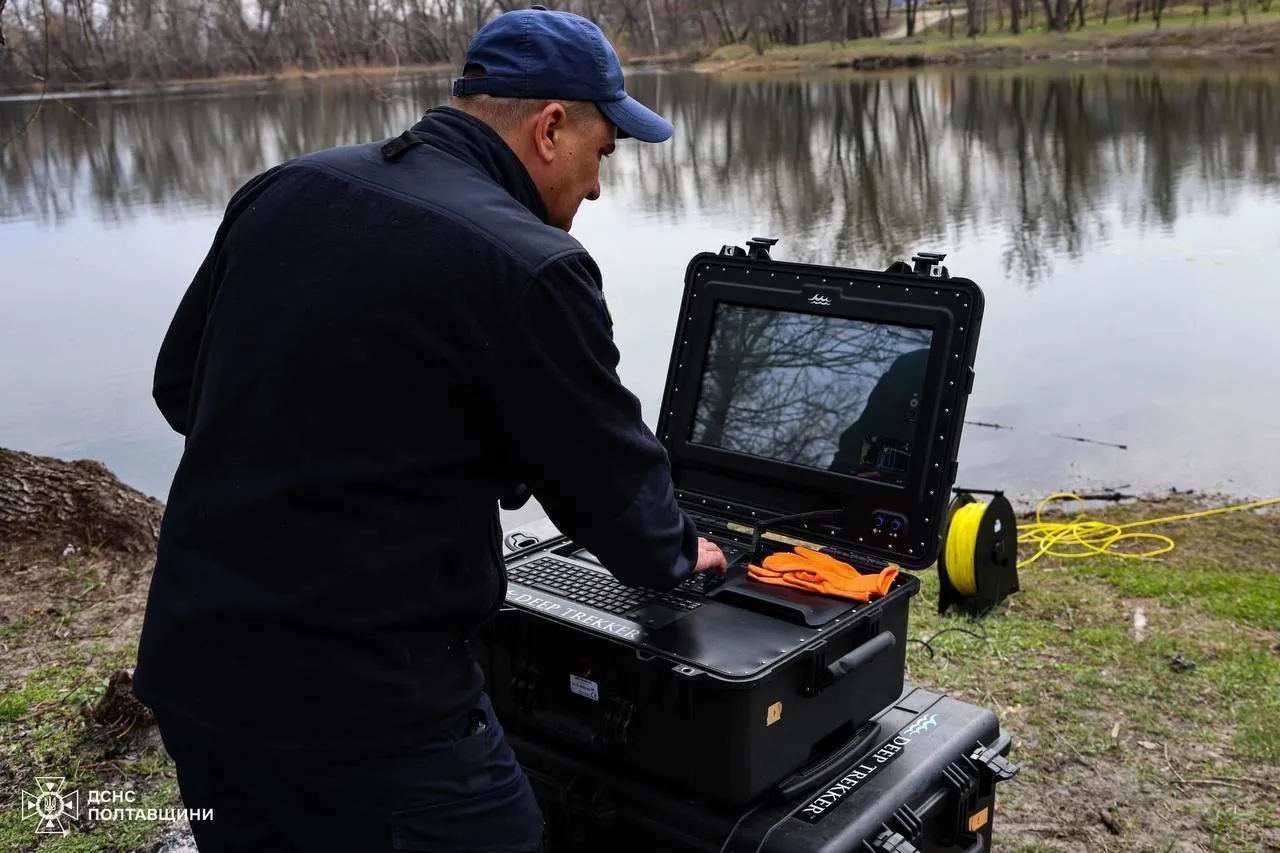 На Полтавщині сапери знищили протитанкову міну в озері 