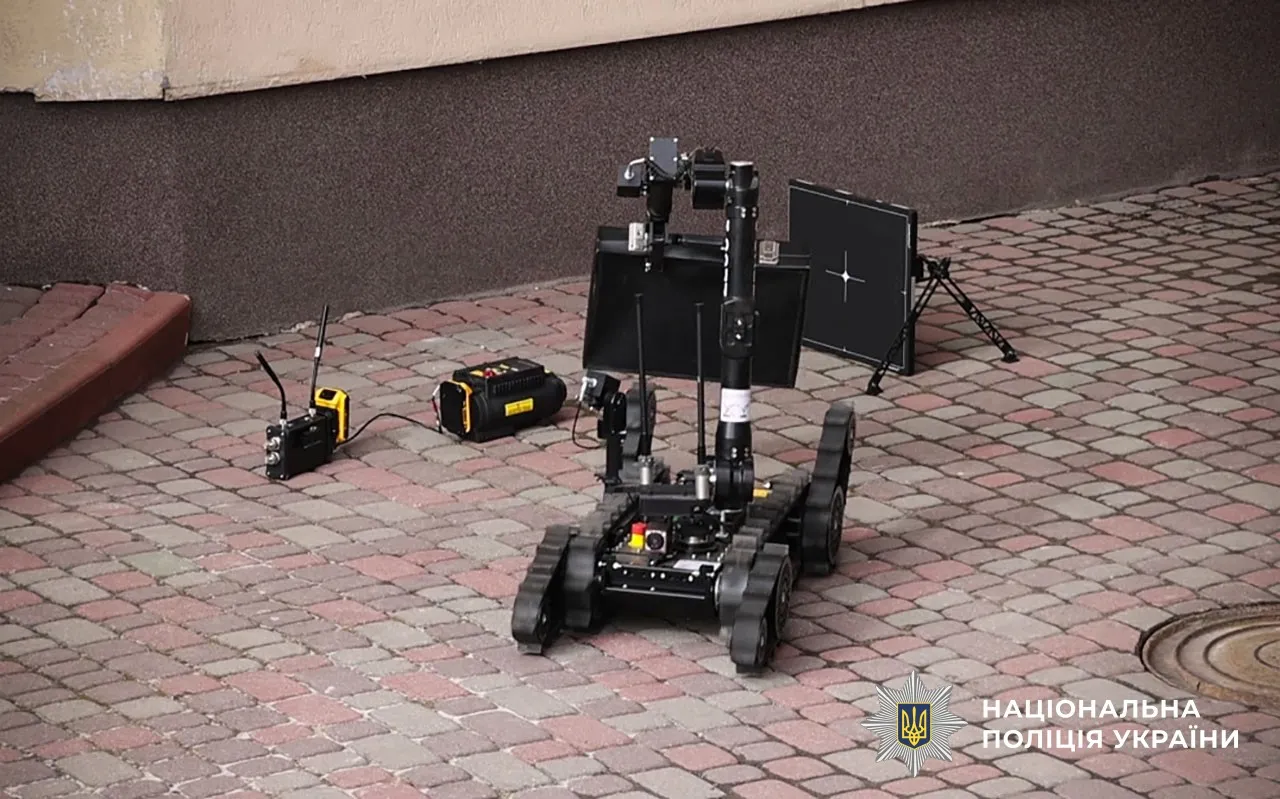 У центрі Полтави вибухотехніки перевіряли підозрілу валізу