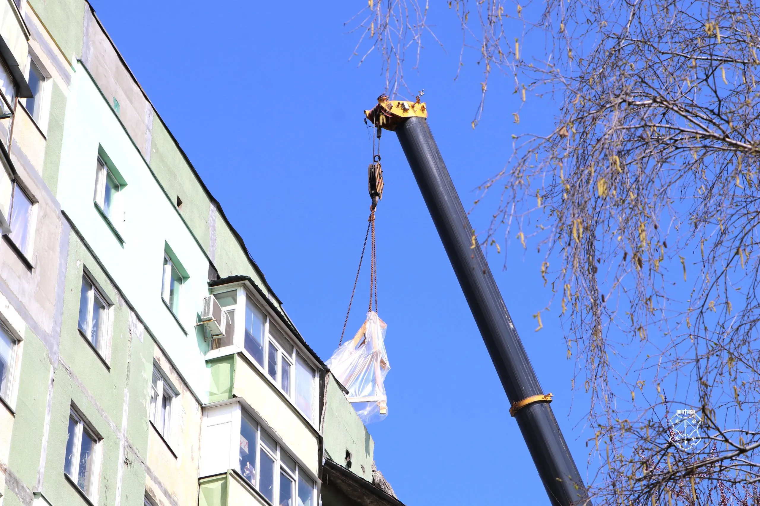 У Полтаві почали демонтаж у багатоповерхівці, пошкодженій російським ударом