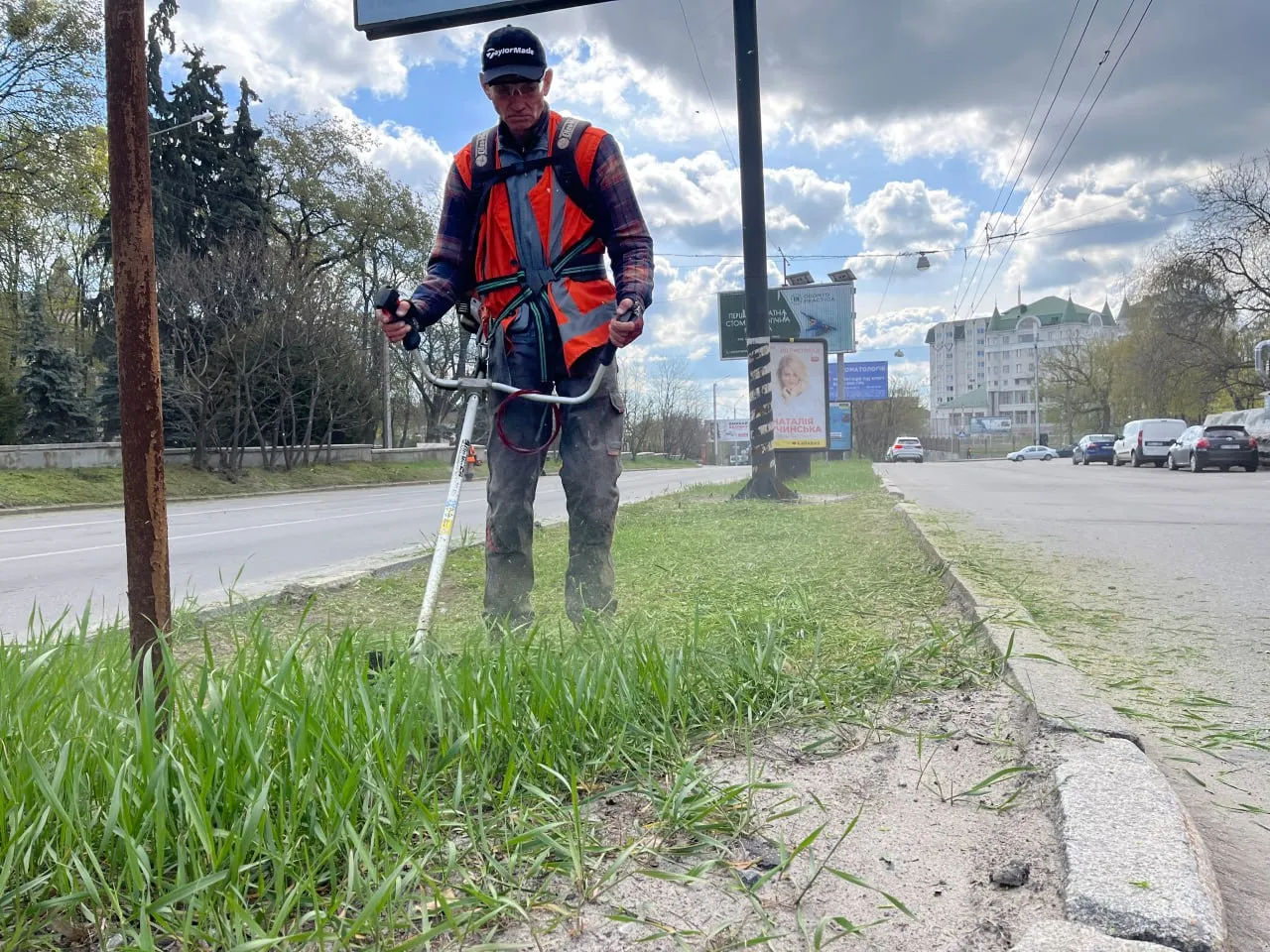 У Полтаві КАТП-1628 розпочало весняний покіс трави