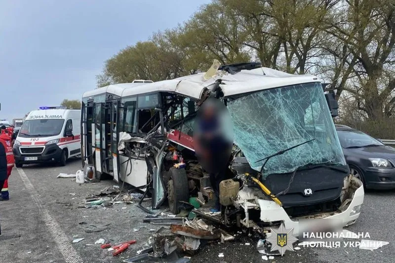 У Лубенському районі автобус зіткнувся з вантажівкою, є поранені