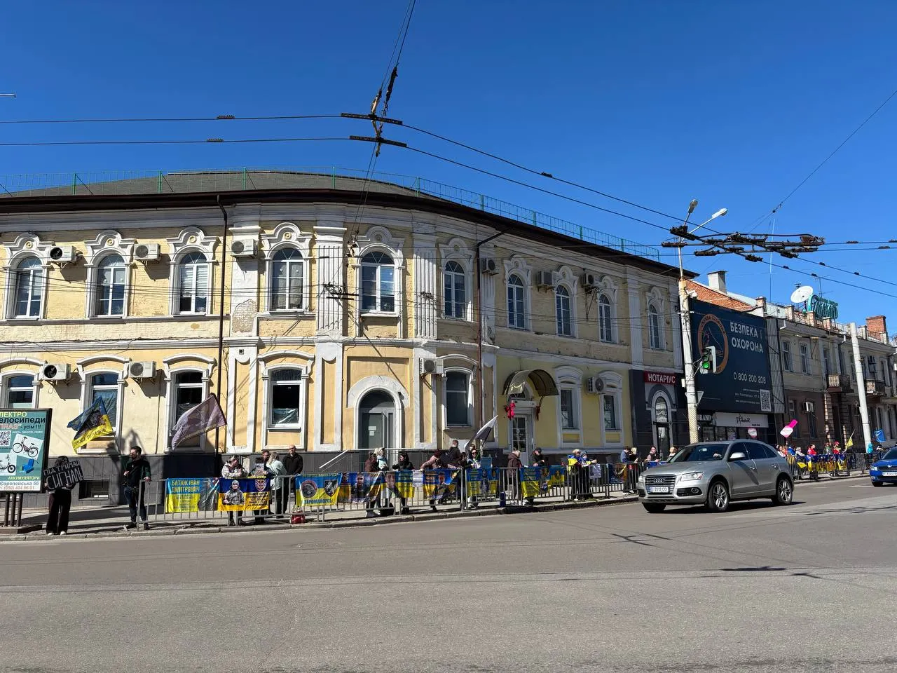 У Полтаві на акції підтримки військовополонених дружині одного з воїнів вручили перший його лист з полону