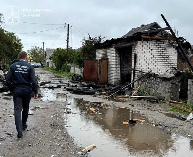Понад десяток пошкоджених автомобілів і зруйноване житло – наслідки російської атаки у Кременчуцькому районі