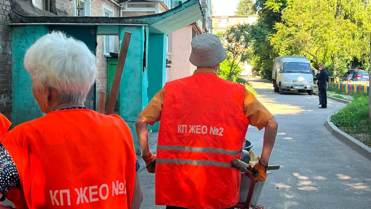 «Працюємо з ночі без зупинок»: у Полтаві понад 100 комунальників працюють після обстрілу
