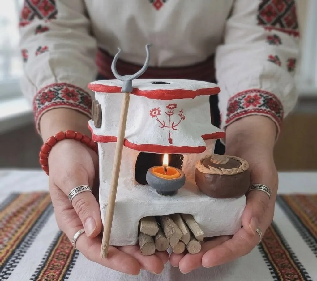 «Піч у кожну хату» – на Полтавщині майстриня відтворює у вигляді свічників традиційні українські печі