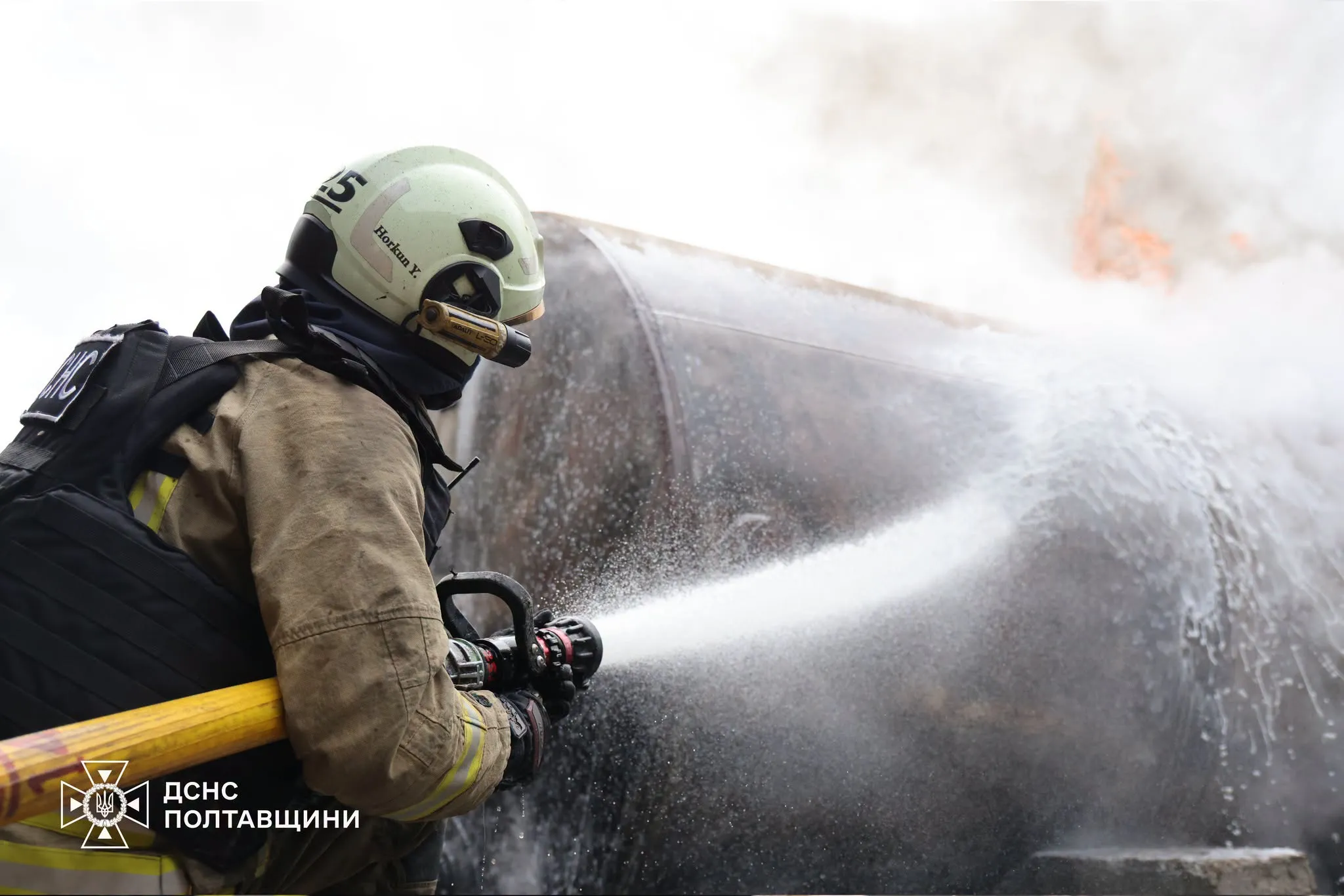 Рятувальники потрапили під повторний удар під час гасіння пожежі після атаки на Полтавщині