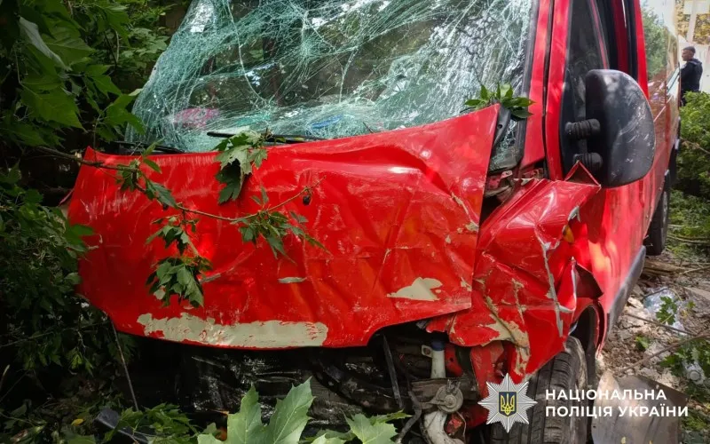 У Полтаві автомобіль протаранив бетонний паркан