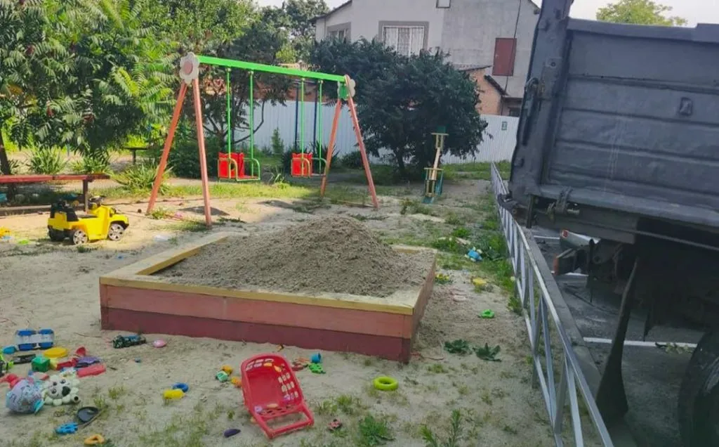 На понад сотню дитячих майданчиків у Полтавській громаді завезли пісок