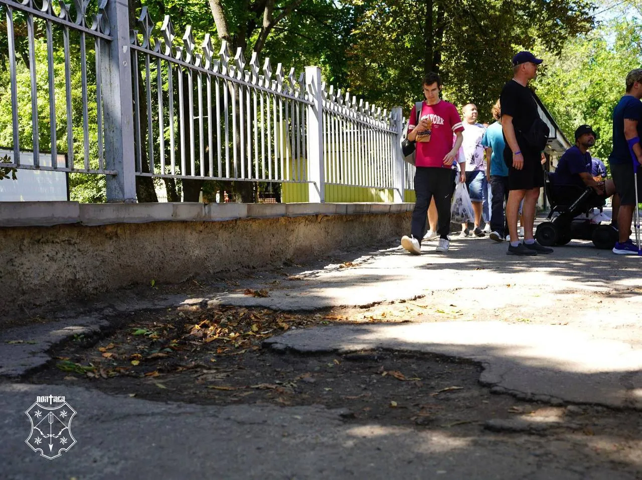У Полтаві почали ремонтувати тротуар, що веде до обласної лікарні