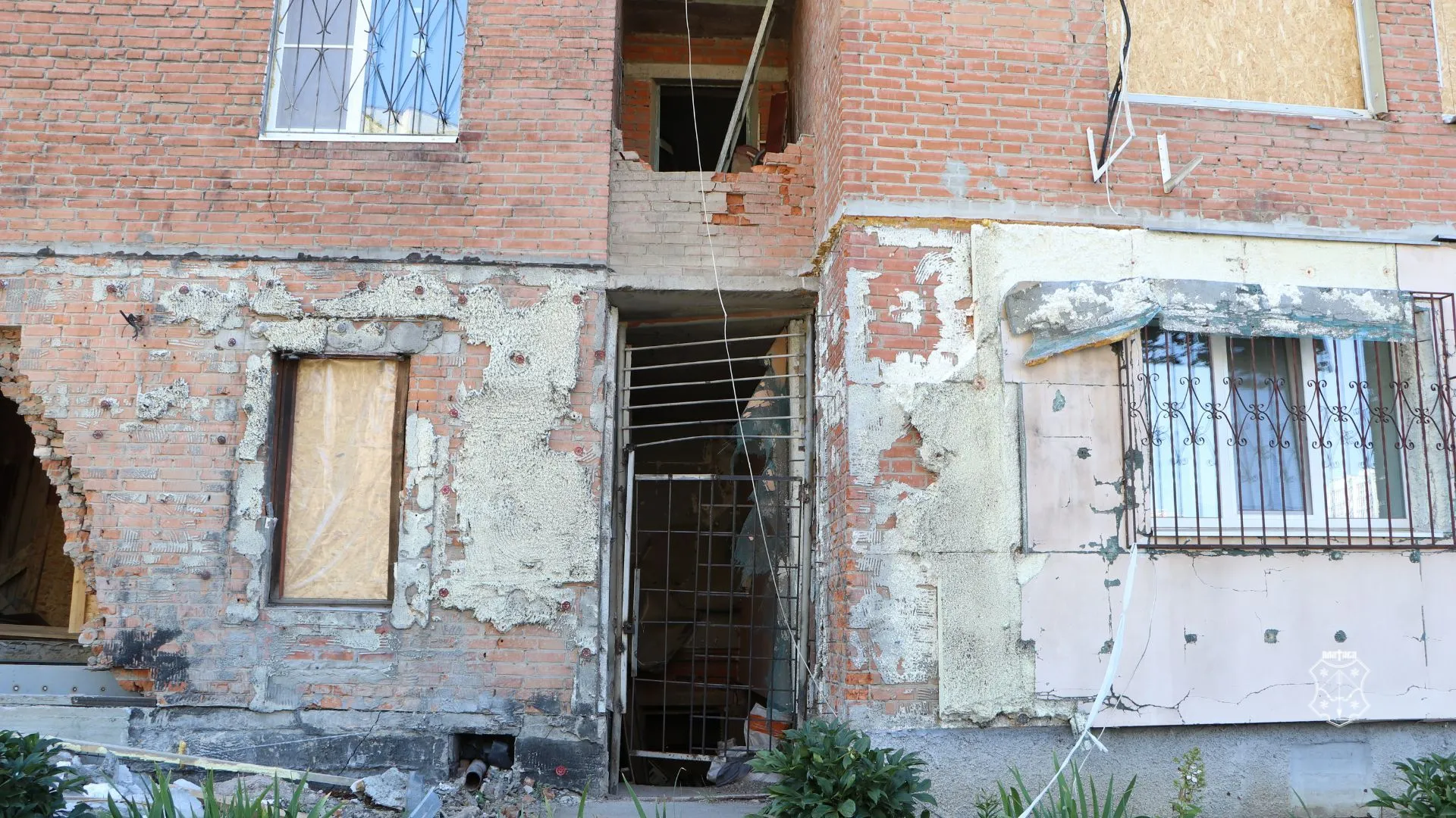 У Полтаві почали відновлювати пошкоджену російським ударом багатоповерхівку