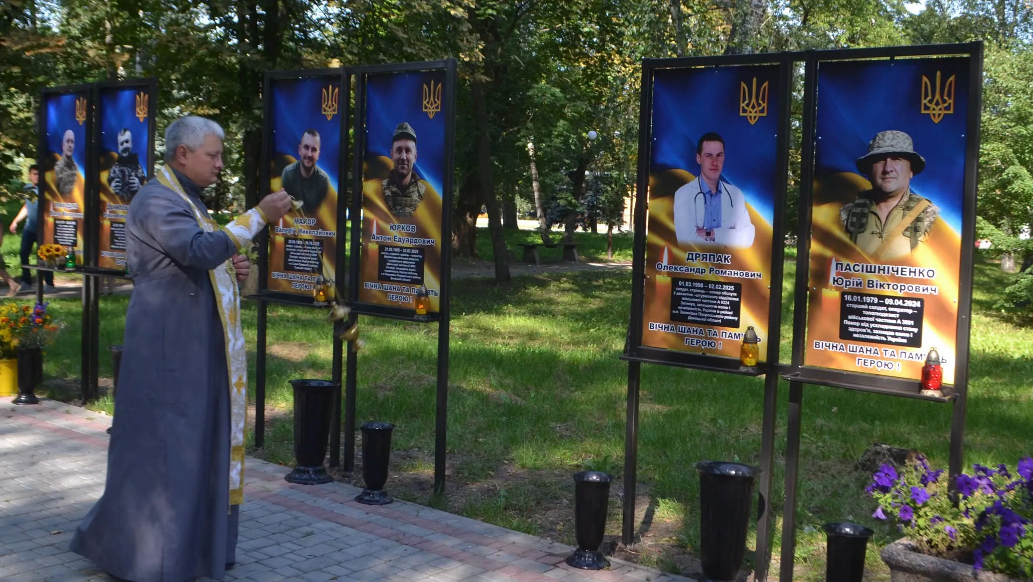 На Алеї пам’яті у Чутовому встановили нові портрети