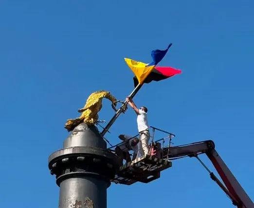 У центрі Полтави замінили прапори на Монументі Слави