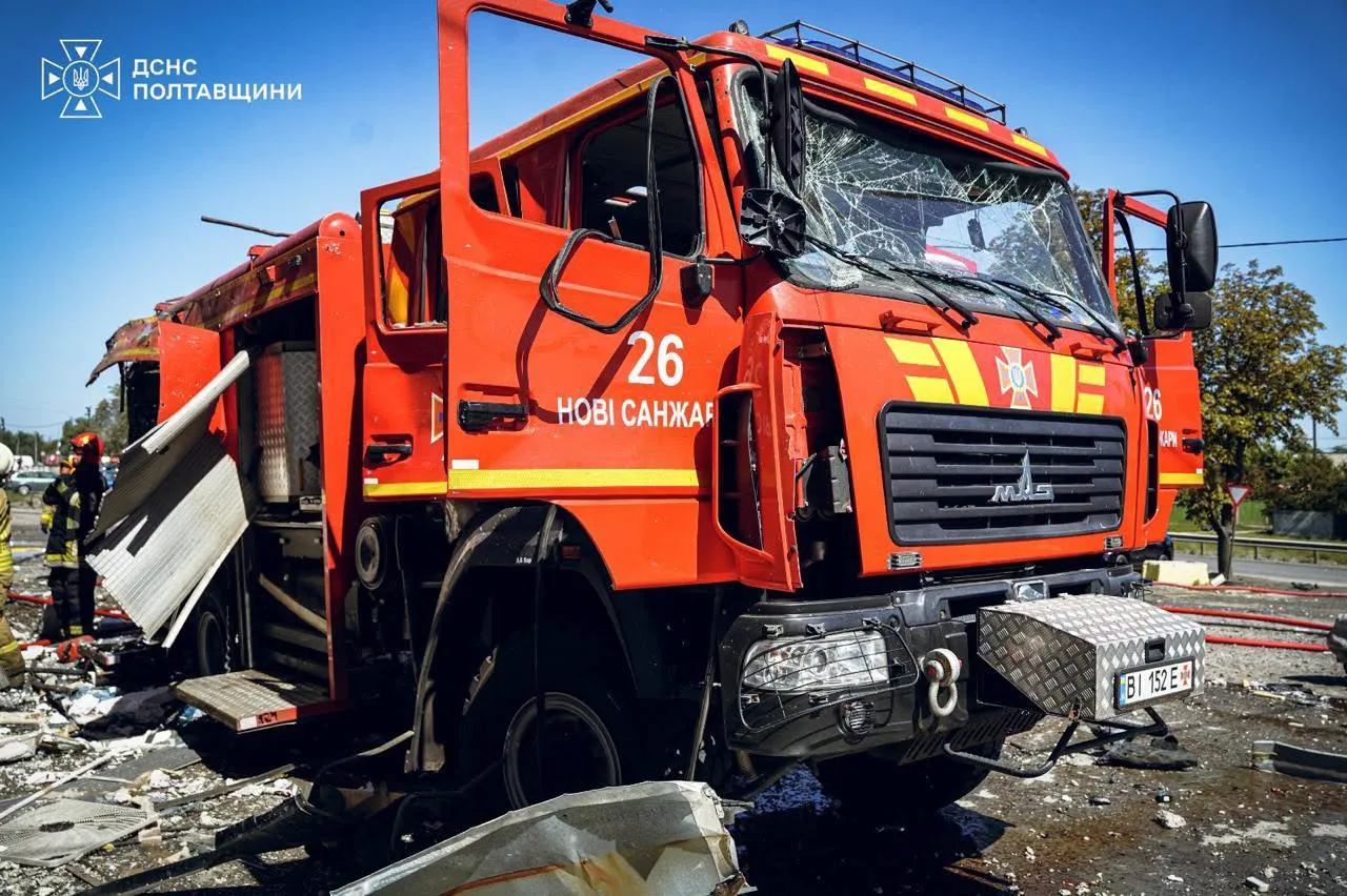 Надзвичайники показали наслідки дронової атаки на Полтавську громаду