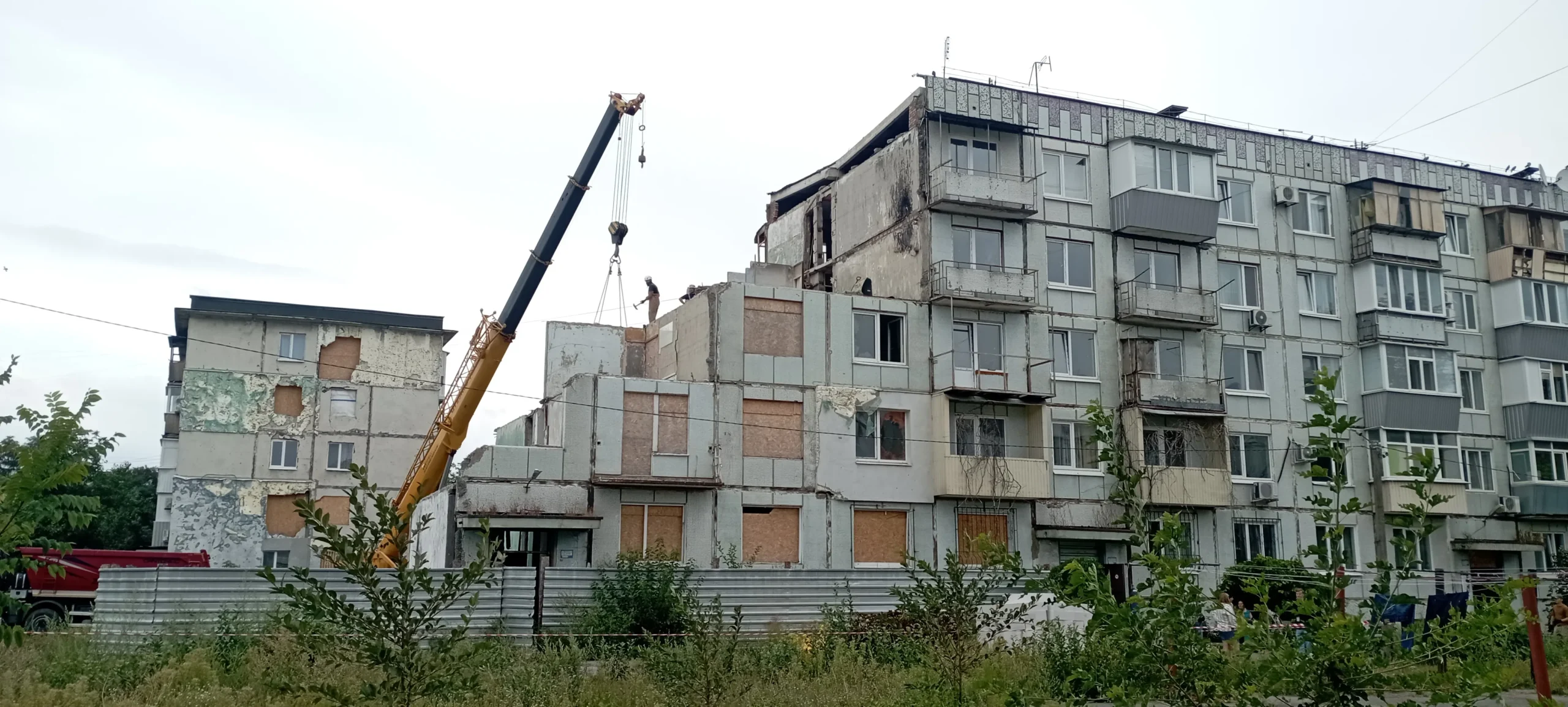 У Полтаві почали відновлення п’ятиповерхівки, яку півтора роки тому частково зруйнувала російська ракета