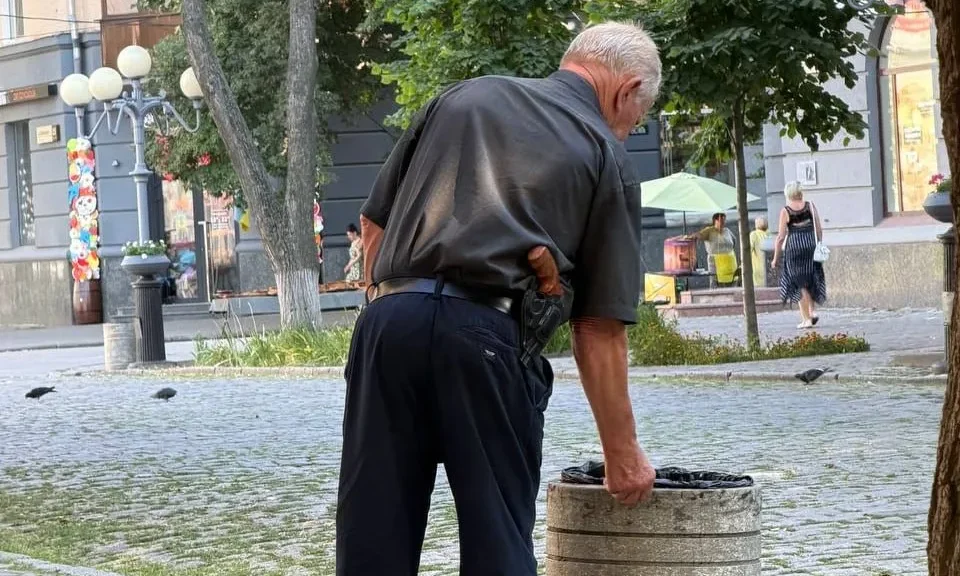 У центрі Полтави помітили чоловіка зі зброєю: поліція почала перевірку