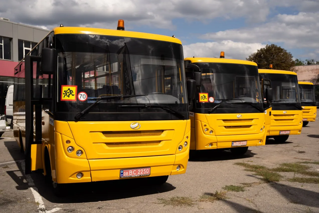 Громадам Полтавської області передали десять шкільних автобусів