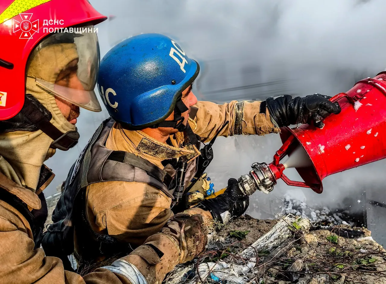 У Полтавському районі загорівся будинок через ворожий обстріл