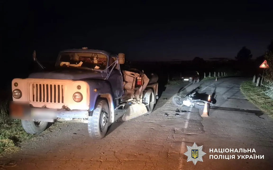 У Полтавському районі неповнолітній мотоцикліст зіткнувся з вантажівкою