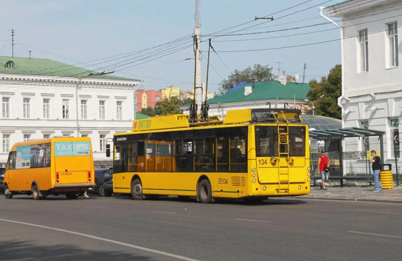 Зупинятися на хвилину мовчання та не вмикати музики – в Полтаві нові правила для перевізників
