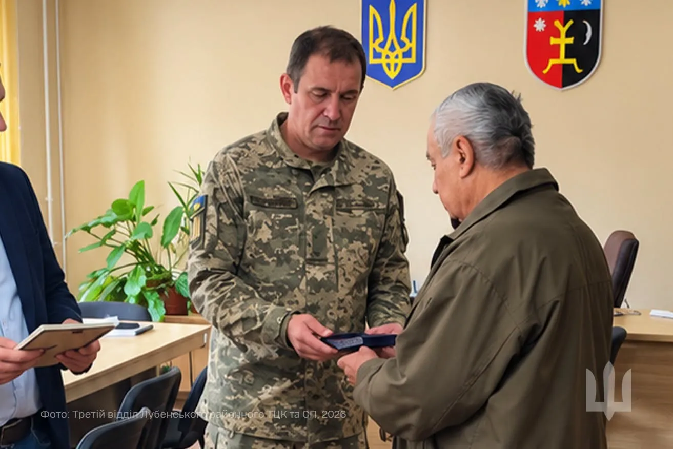 Батькові полеглого воїна з Полтавщини передали нагороду сина