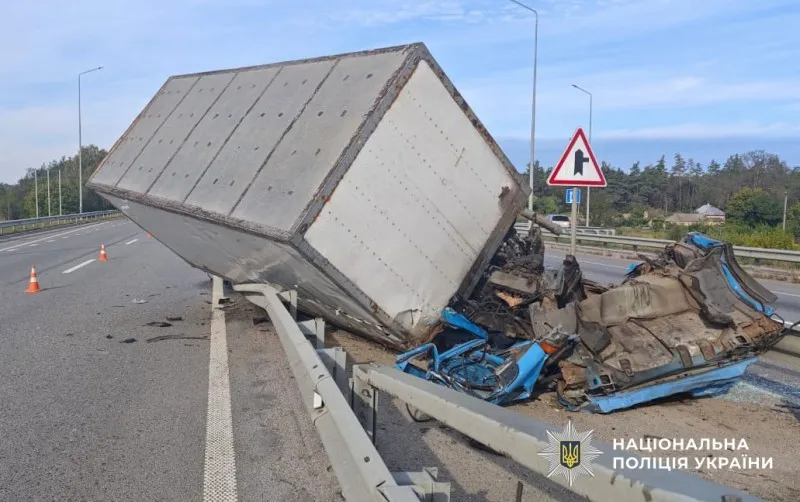 На Полтавщині водій вантажівки загинув у ДТП на трасі Київ–Харків