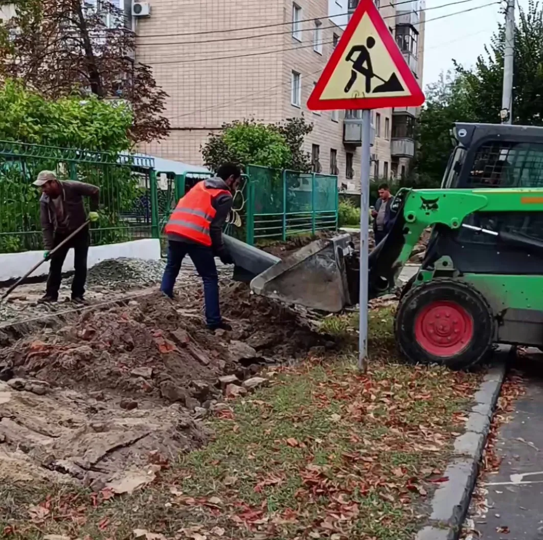 У Полтаві на вулиці Юліана Матвійчука ремонтують тротуар