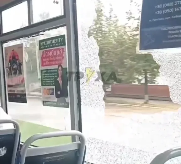 У Полтаві в маршрутці на ходу розбилося й випало вікно