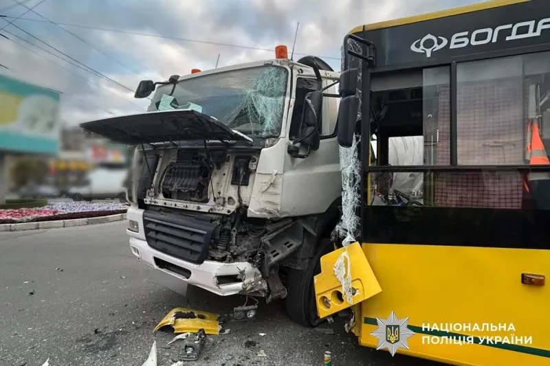 У Полтаві на перехресті зіткнулися тролейбус та вантажівка