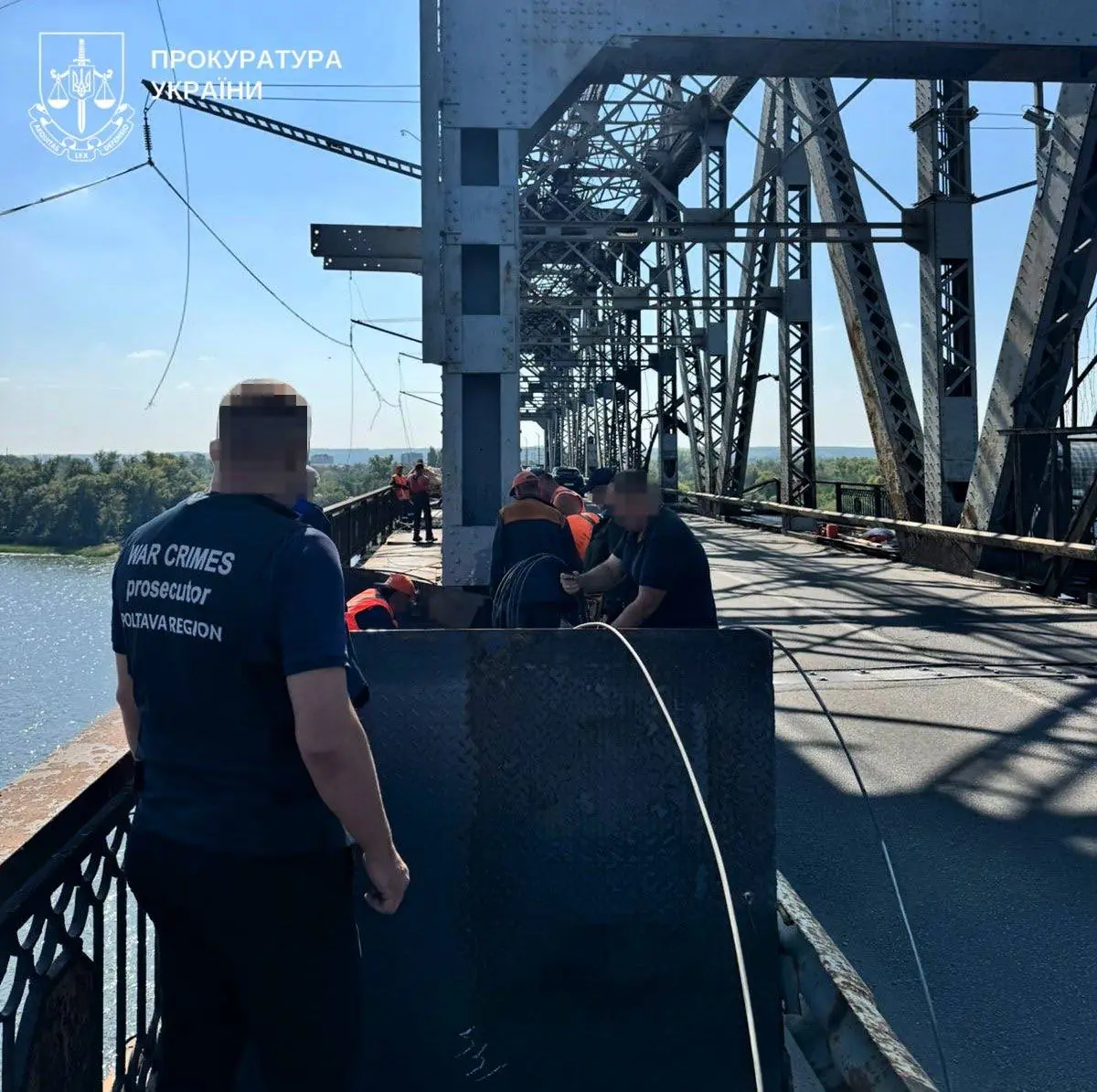 Уражений міст у Кременчуці, змінені залізничні маршрути, люди під завалами: наслідки ворожої атаки на Полтавщину 7 вересня