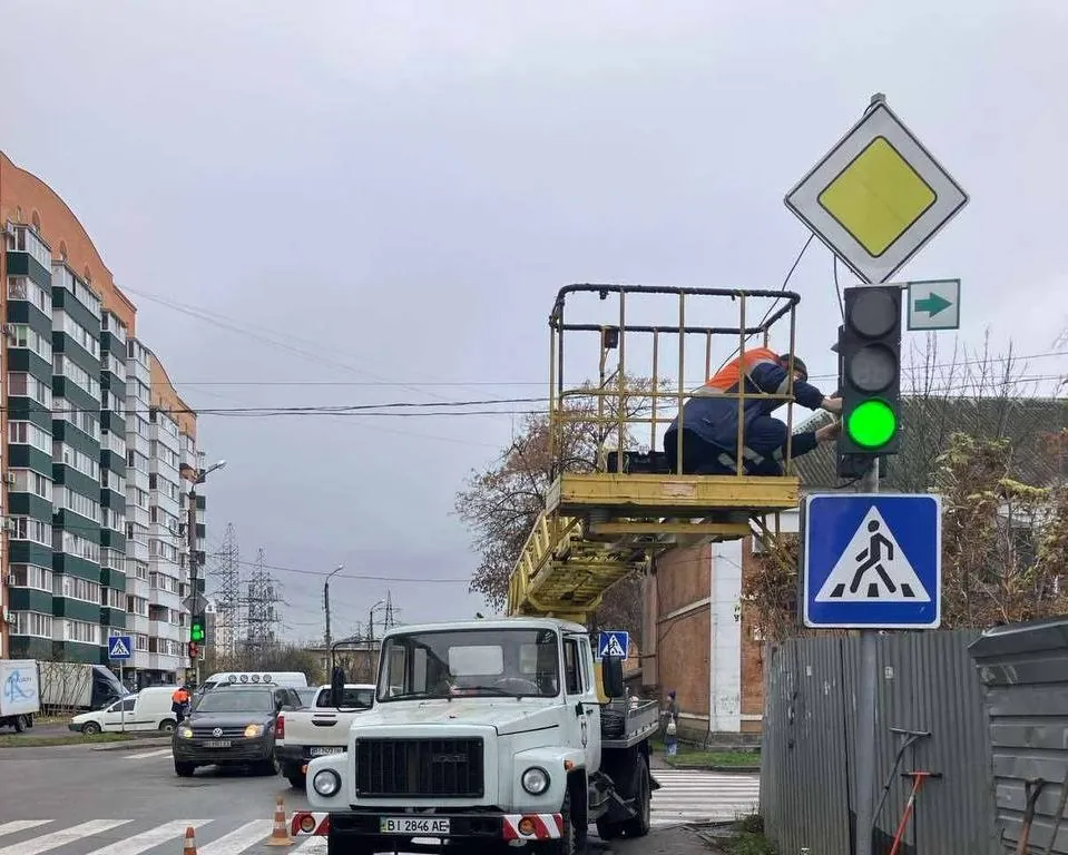 У Полтаві пошкодили світлофор